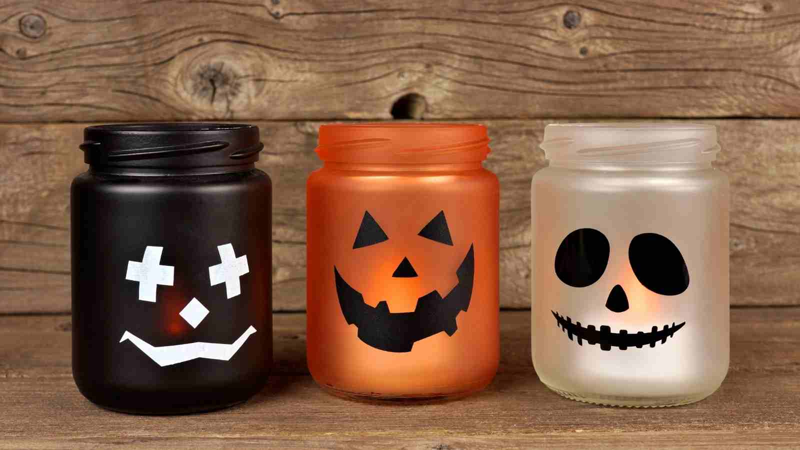 Halloween Mason Jar Crafts which are really easy and seriously creepy