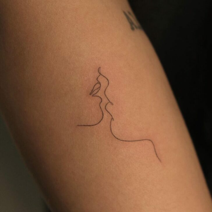 Lips outline