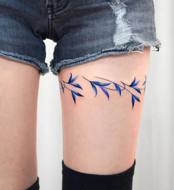 Blue leaves around the thigh