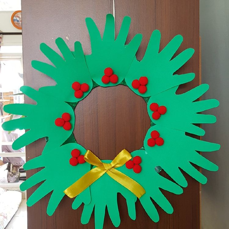 Christmas handprint wreath is so easy to make!