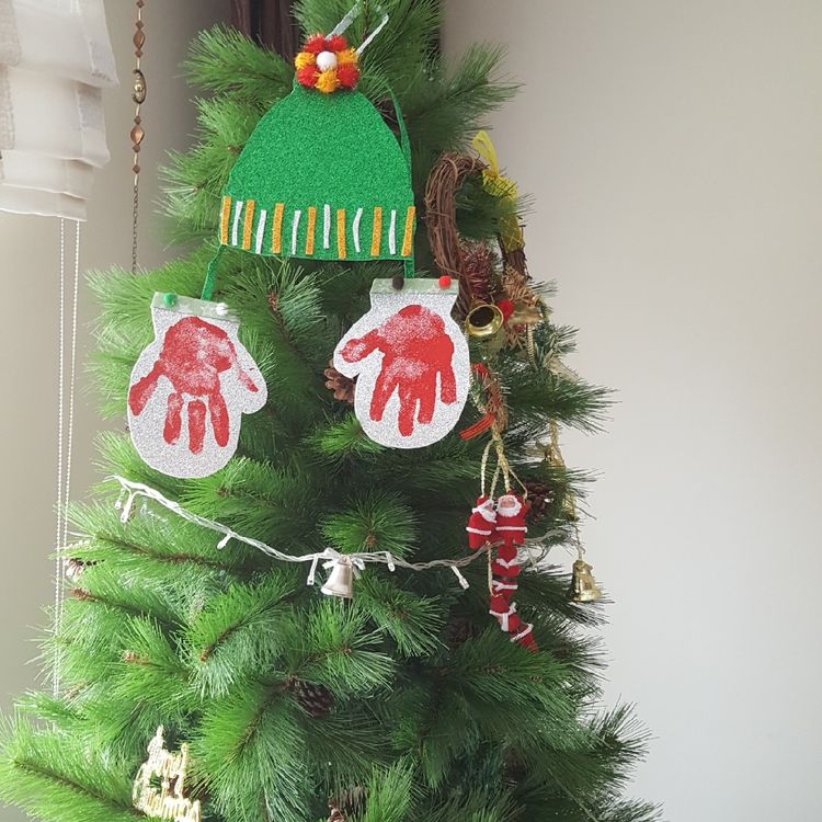 Really adorable handprint Christmas ornaments!