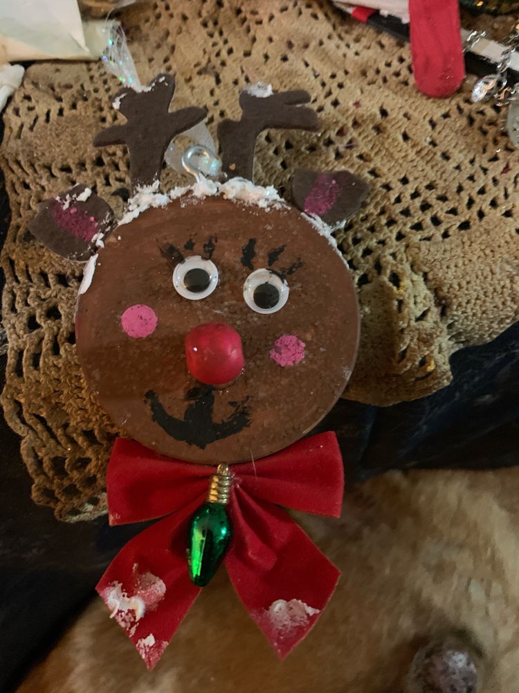 Rudolph Gift Tags are a fun and easy Christmas craft project to make your gift.