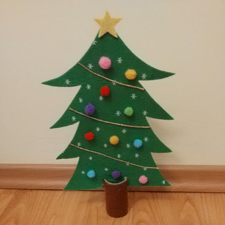 Simple Christmas tree outline to create a craft.