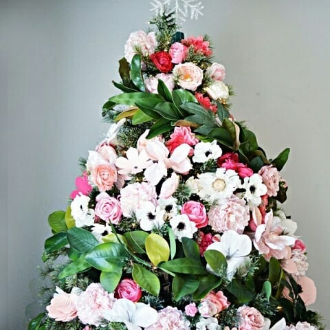 A Christmas tree is a way to bring a little joy from the chilly outdoors to our warm homes. These floral Christmas trees are great ideas to take more from the garden to your living room!