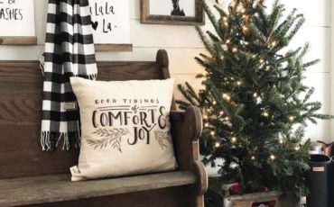 Farmhouse Christmas Entry Decor.