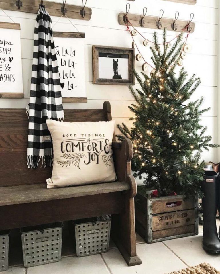 Farmhouse Christmas Entry Decor.