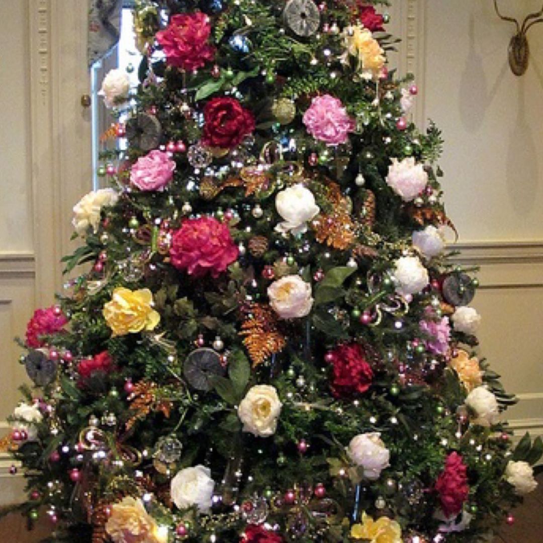 Love the flowers in this Christmas Tree it’s so pretty and delightful