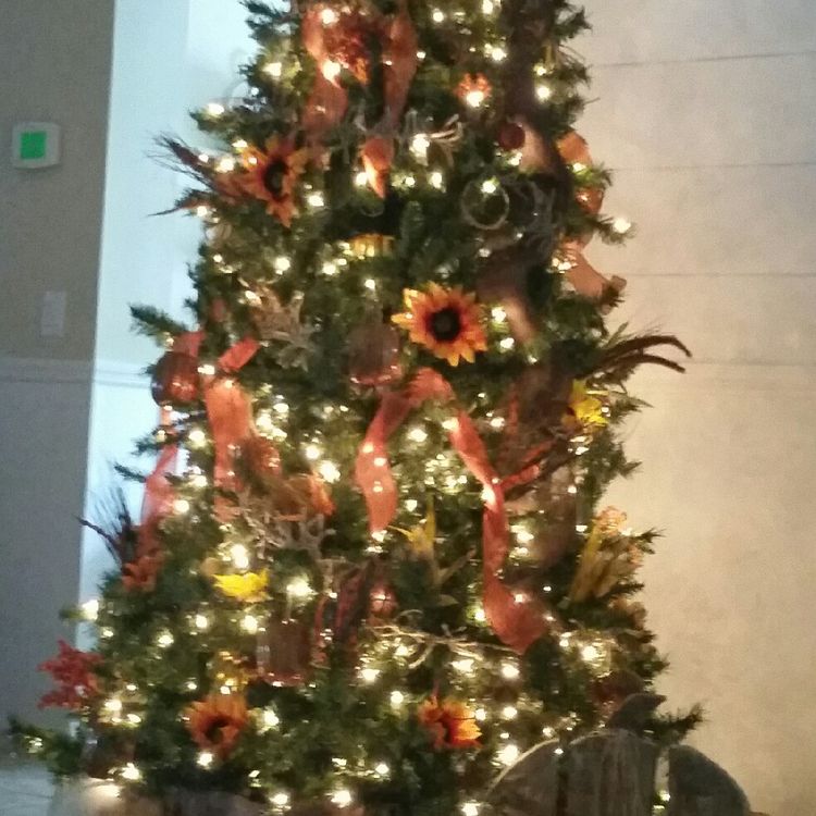 Rustic Christmas Tree Decorations With Flowers.