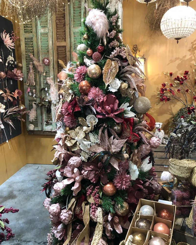 55+ Floral Christmas tree décor ideas which are playful and pretty